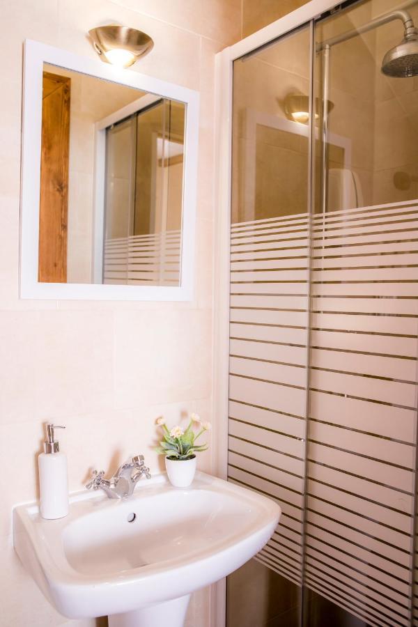Quarto Duplo com Casa de Banho Privada - Piso Térreo
