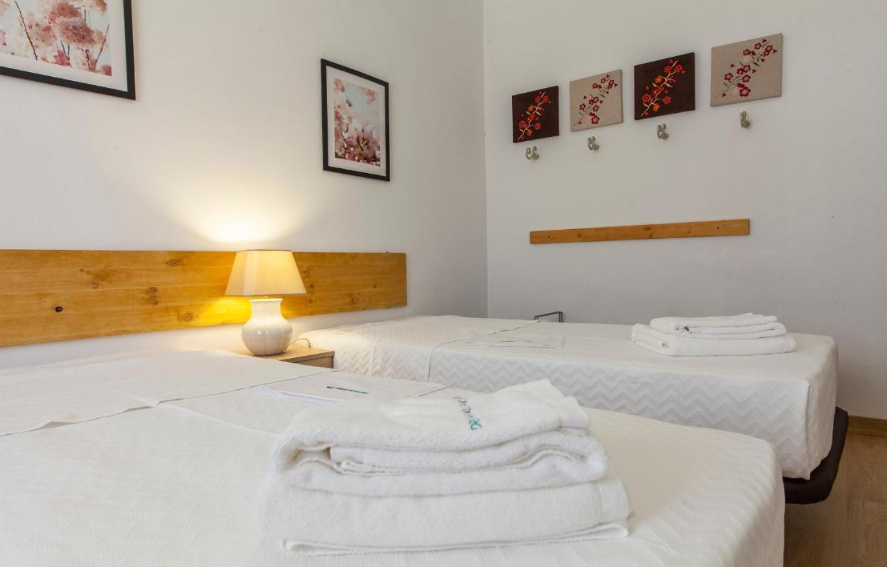 Quarto com 2 Camas de Solteiro e Banheiro Compartilhado