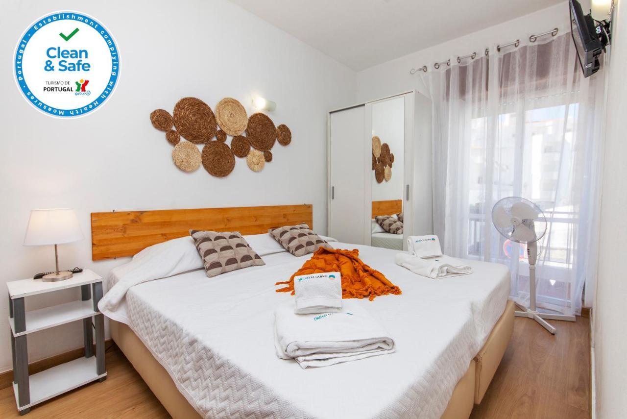 Quarto com 2 Camas de Solteiro e Banheiro Privativo