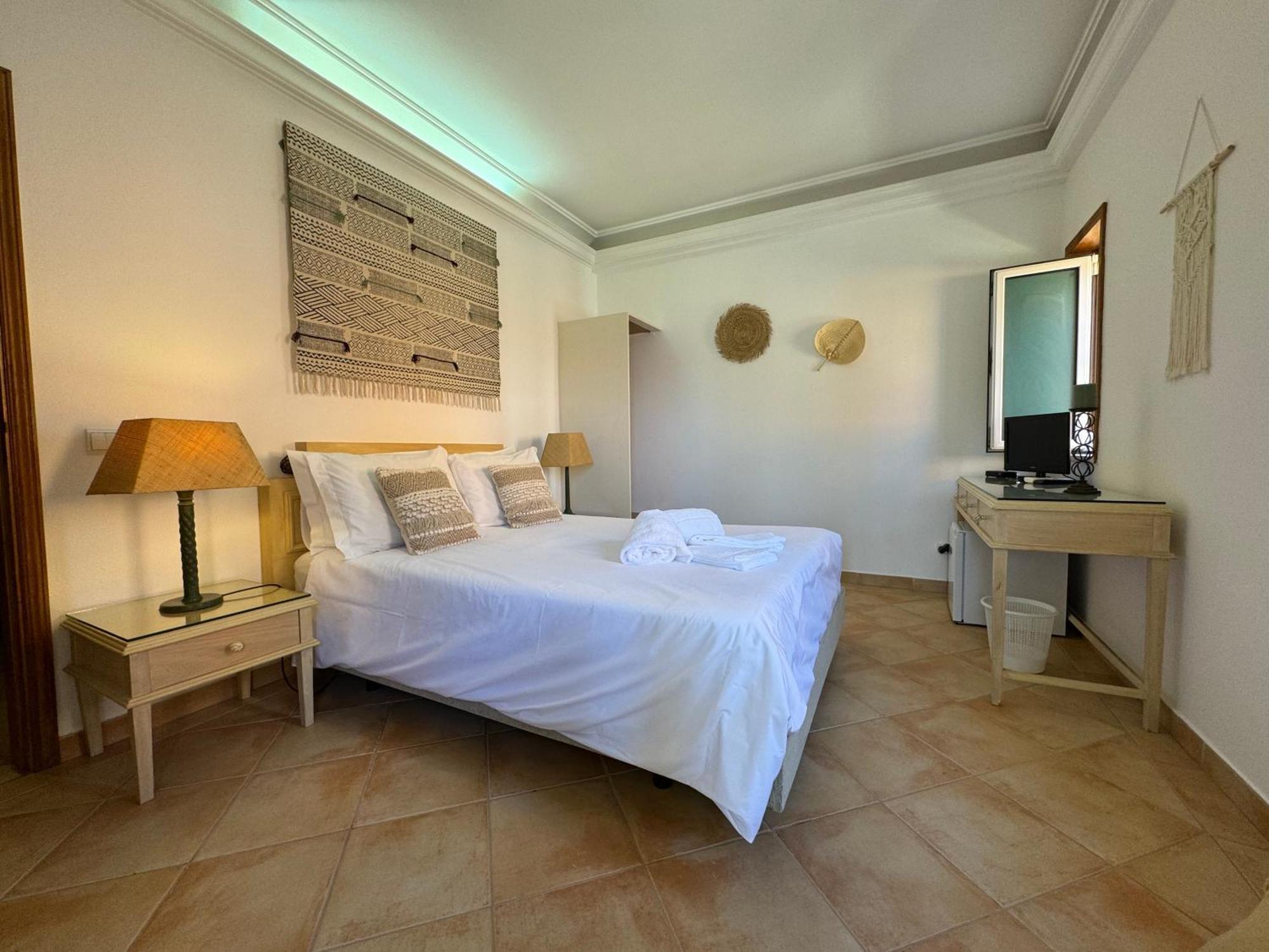 Quarto Duplo com Casa de Banho Exterior Partilhada e Varanda