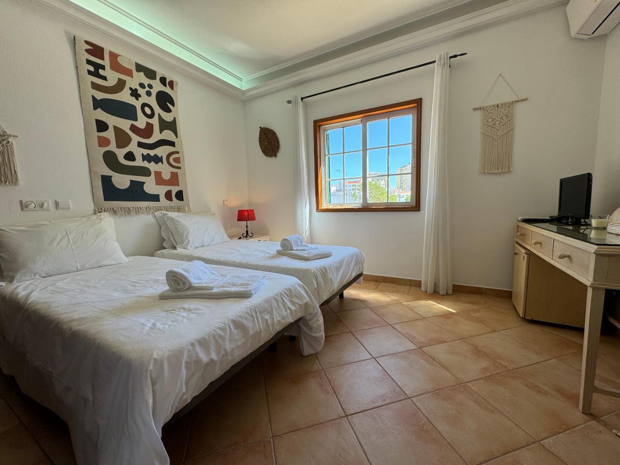 Quarto Twin com Casa de Banho Partilhada